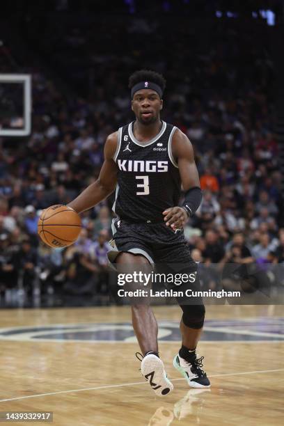Terence Davis of the Sacramento Kings dribbles the ball in the fourth quarter against the Memphis Grizzlies at Golden 1 Center on October 27, 2022 in...