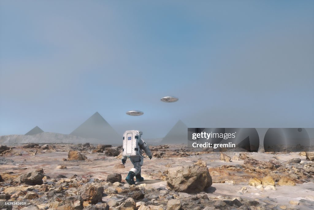 Astronauta caminando hacia una misteriosa pirámide en un planeta distante