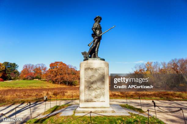 la statue de minuteman en automne - minute man national historical park - concord massachusetts - concord massachusetts photos et images de collection