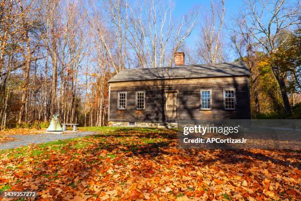 la maison robbins en automne - minute man national historical park - concord massachusetts - concord massachusetts photos et images de collection