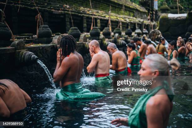 tirta empul temple ,bali, indonesia. - tampaksiring 個照片及圖片檔