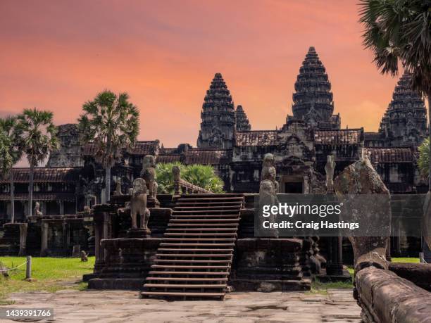 ancient civilisation cambodian temple at siem reap and the surrounding countryside. temple walls and lush green rainforest jungle in the distance during sunset golden hour. - angkor wat bayon stockfoto's en -beelden