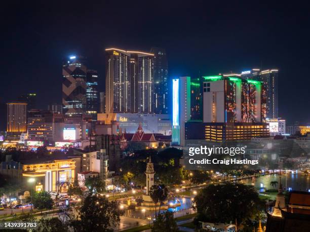 phnom penh city night shot of urban cityscape skyline early evening into night. view of urban traffic, commuters and tourists transiting the city roads amongst the tall hotels, apartments and shopping malls cambodia. - night life in cambodian capital phnom penh bildbanksfoton och bilder