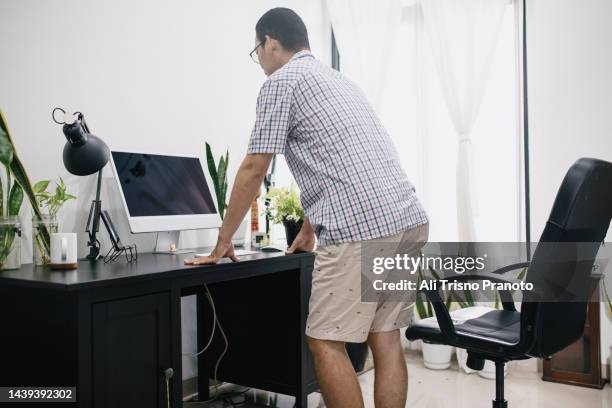 young man, working from home, casual shirt and short pants - calção - fotografias e filmes do acervo