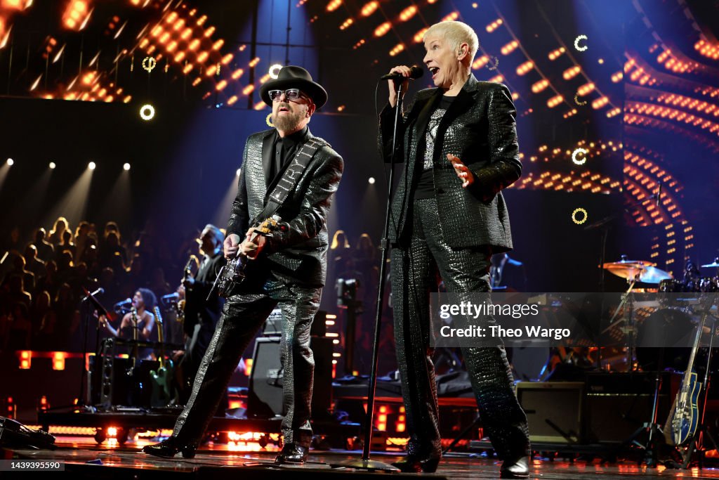 Dave Stewart and Annie Leof Eurythmics perform onstage during the