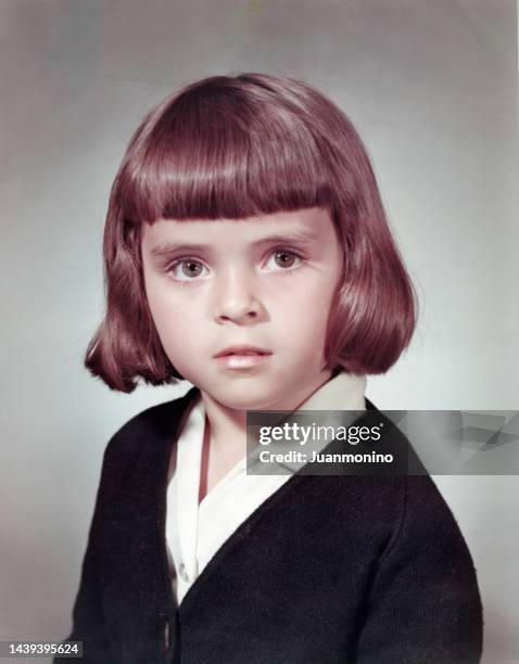 image taken in the 60s: studio headshot of a schoolgirl - mugshot stockfoto's en -beelden