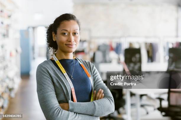 porträt einer selbstbewussten modedesignerin im designstudio - schneiderin stock-fotos und bilder