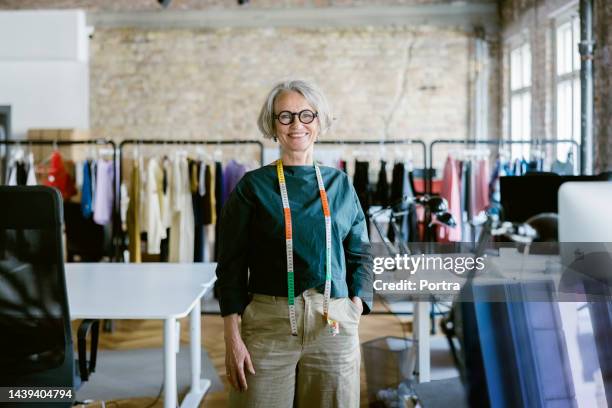 portrait of senior female fashion designer in design studio - estilista de moda ocupação criativa imagens e fotografias de stock