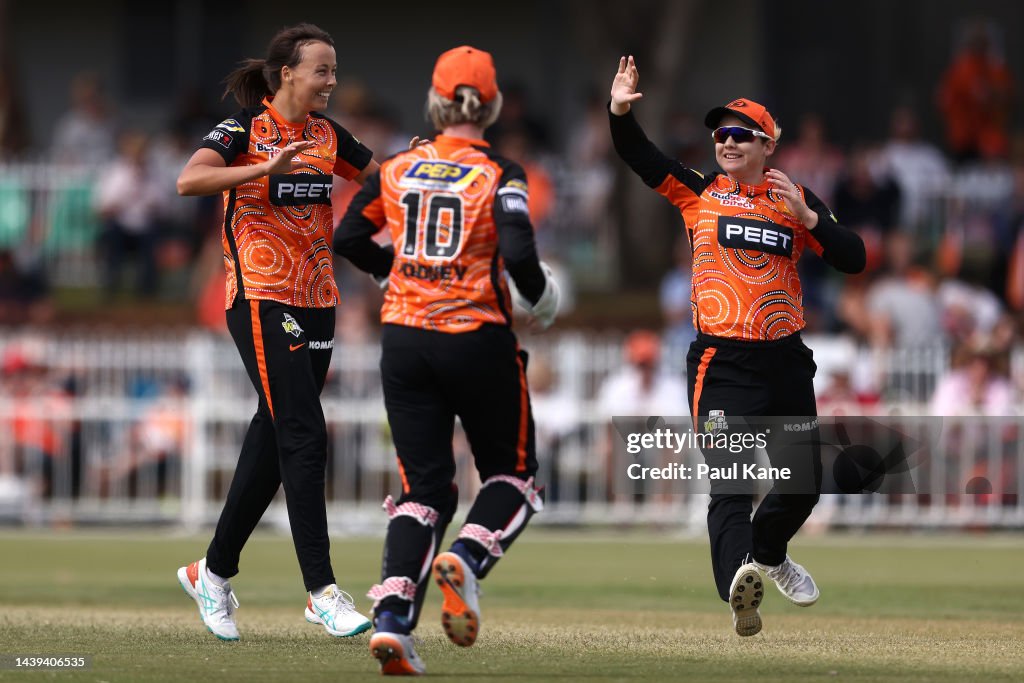 WBBL - Perth Scorchers v Adelaide Strikers