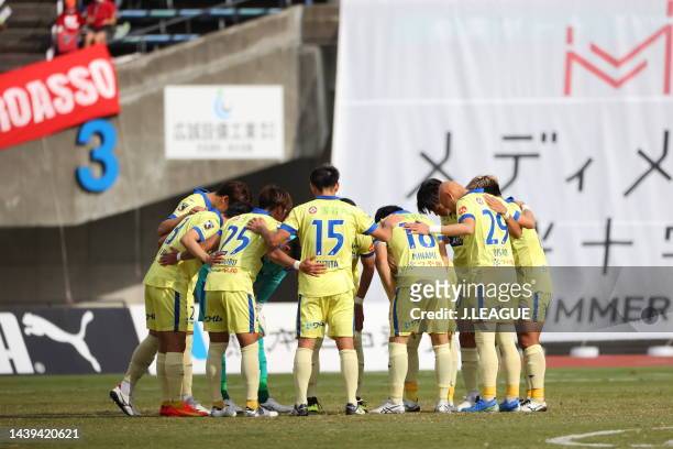 Montedio Yamagata players huddle during the J.LEAGUE J.LEAGUE J1/J2 Playoff second round between Roasso Kumamoto and Montedio Yamagata at Egao Kenko...