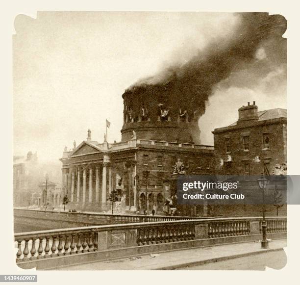 Irish troubles 1922 - the dome of the four courts on fire during fighting in Dublin between free state troops and republican rebels. Irish War of...