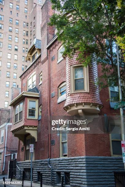 hockley row house in philadelphia - philadelphia apartment townhouses stock-fotos und bilder