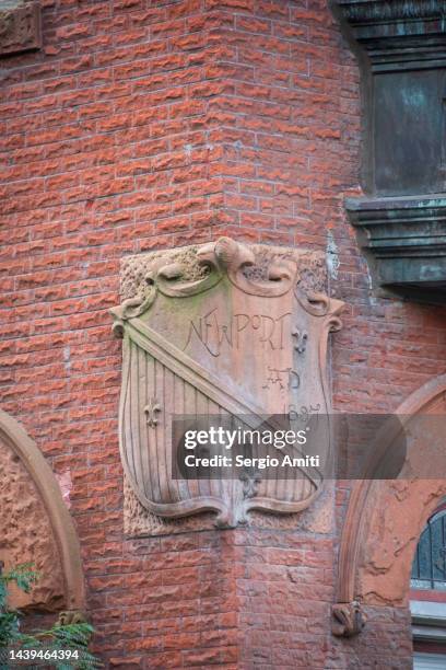 newport shield on victorian philadelphia apartment building - philadelphia apartment townhouses stock pictures, royalty-free photos & images