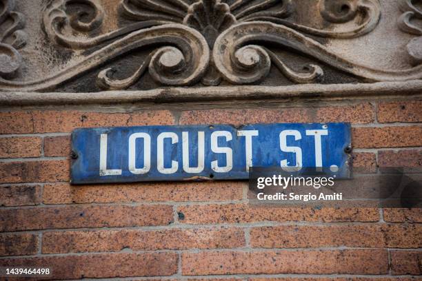 locust street sign - liberty bell philadelphia stock pictures, royalty-free photos & images