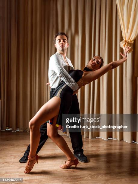 pareja de bailarines bailan libremente al ritmo de la música latina - bailando salsa fotografías e imágenes de stock