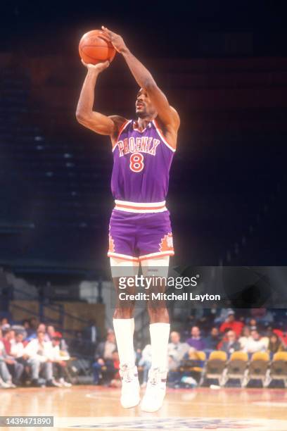 Eddie Johnson of the Phoenix Suns takes a jump shot during an NBA basketball game against the Washington Bullets at Capital Centre on January 23,...