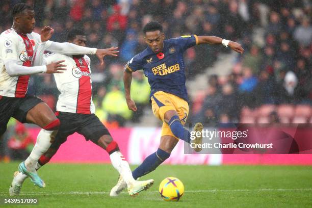 Joe Willock of Newcastle United scores their team's third goal during the Premier League match between Southampton FC and Newcastle United at Friends...