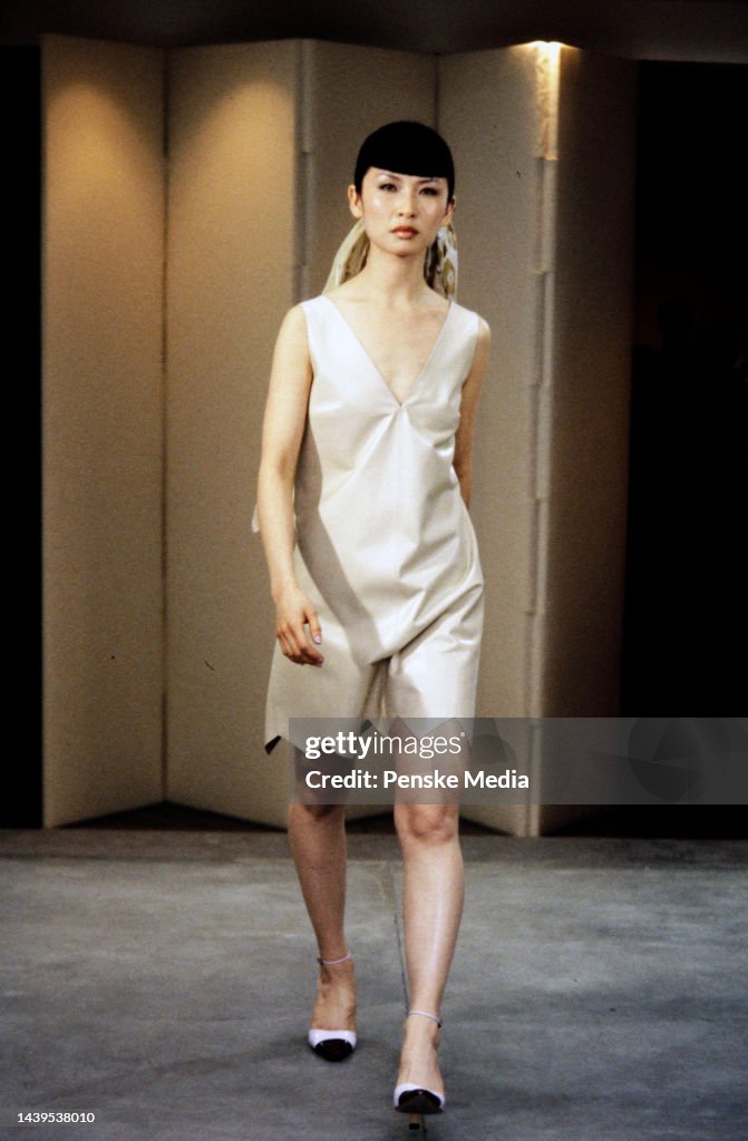 Chanel 1997-1998 Cruise Collection Fashion Show News Photo - Getty Images