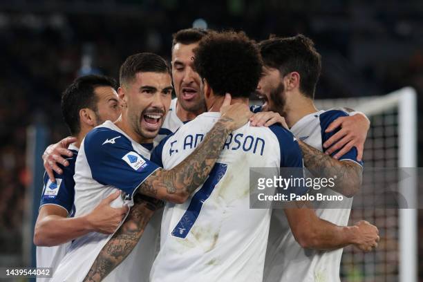 Felipe Anderson of SS Lazio celebrates scoring their side's first goal with teammates during the Serie A match between AS Roma and SS Lazio at Stadio...