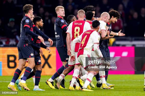 Edson Alvarez of Ajax, Guus Til of PSV, Armando Obispo of PSV, Erick Gutierrez of PSV grabbing the neck of Davy Klaassen of Ajax, Jorge Sanchez of...