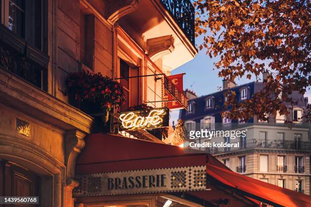 parisian cafe at twilight - parijs stockfoto's en -beelden