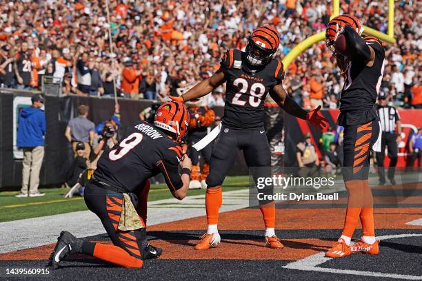 Joe Mixon of the Cincinnati Bengals celebrates a touchdown with Joe Burrow and Tyler Boyd of the Cincinnati Bengals during the first quarter in the...