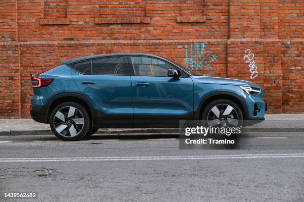 volvo c40 recharge en una calle - volvo fotografías e imágenes de stock