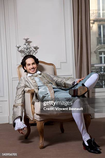 a man in 18th century costume relaxing on a chair - roupa de época - fotografias e filmes do acervo