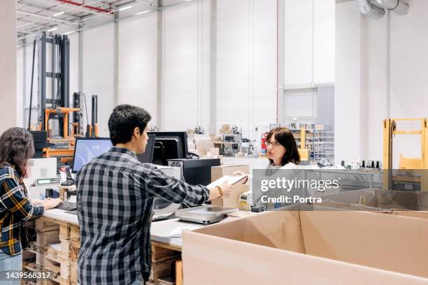 Packing Work Office Packing Desk Office Photos and Premium High Res Pictures - Getty Images