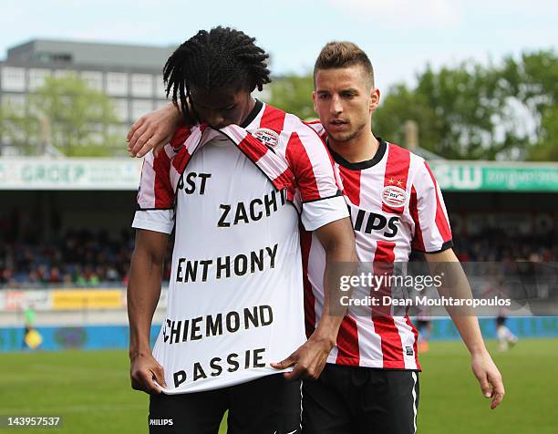 Georginio Wijnaldum of PSV celebrates scoring his teams third goal by showing his shirt saying 'Rust Zach enthony schiemond Passie' during the...