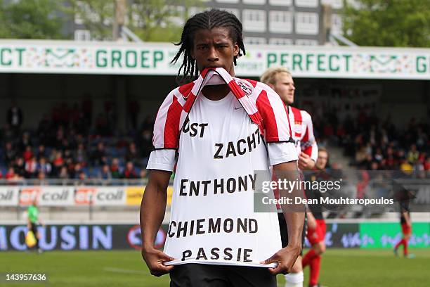 Georginio Wijnaldum of PSV celebrates scoring his teams third goal by showing his shirt saying 'Rust Zach enthony schiemond Passie' during the...