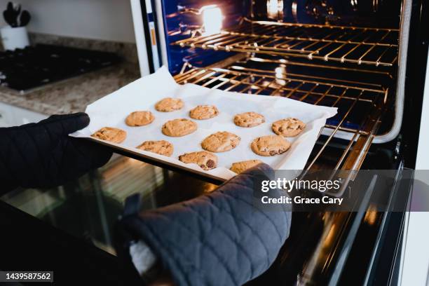 homemade chocolate chips cookies removed from oven - gant de cuisine photos et images de collection