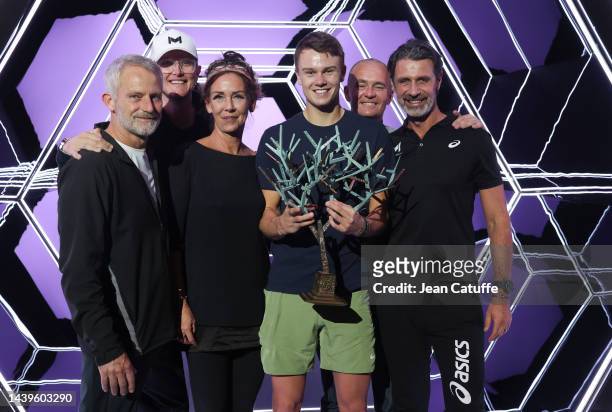 Winner Holger Rune of Denmark poses with with staff and family - coach Lars Christensen, analyst Mike James, his mother Aneke Rune, agent Philippe...