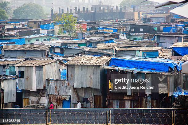 slum - indian slums fotografías e imágenes de stock