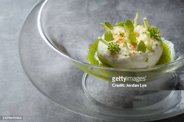 zuwaigani with asperses blanches and lemon balm. - französische küche stock-fotos und bilder