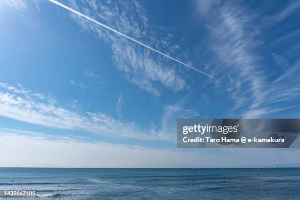 the airplane flying over the beach in kanagawa of japan - trainee photos et images de collection