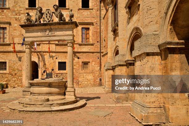 piazza grande and medieval well, montepulciano, tuscany, italy - montepulciano stock pictures, royalty-free photos & images