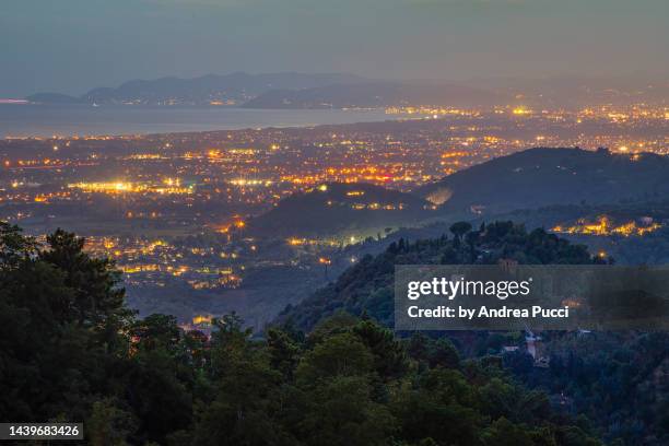 pedona, lucca, tuscany, italy - kleiner hügel stock-fotos und bilder