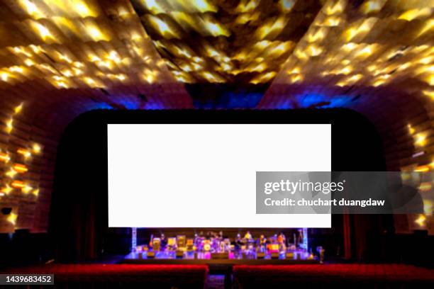 billboard blank advertising banner media display in theater - filmscreening stockfoto's en -beelden