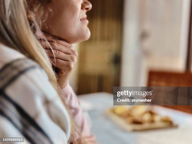 ¡me duele la garganta! - throat photos fotografías e imágenes de stock