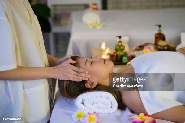 kunde und mitarbeiter sind im spa und resort. - thai massage stock-fotos und bilder