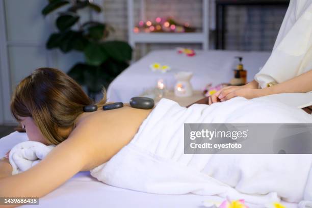 kunde und mitarbeiter sind im spa und resort. - thai massage stock-fotos und bilder