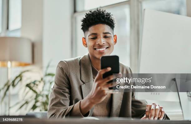 ソーシャルメディア、インターネット、広告の仕事のための電話とコンピューターを持つ黒人男性。スタートアップ企業でpcで作業しながら携帯電話でメールを読む幸せで笑顔のアフリカの� - drive smile ストックフォトと画像