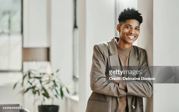 retrato de um homem africano feliz e confiante com sorriso e sucesso no saguão do escritório. jovem empresário negro na startup, líder com visão em gestão de negócios para empresa criativa na áfrica. - lobby - fotografias e filmes do acervo