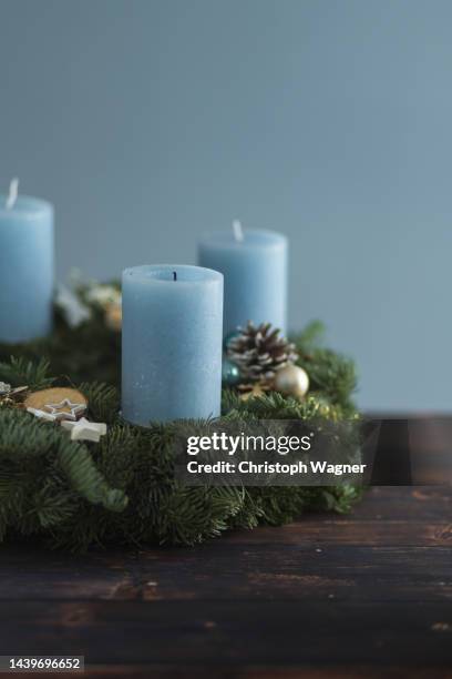 adventskranz - weihnachten - tradition - advent wreath stock pictures, royalty-free photos & images