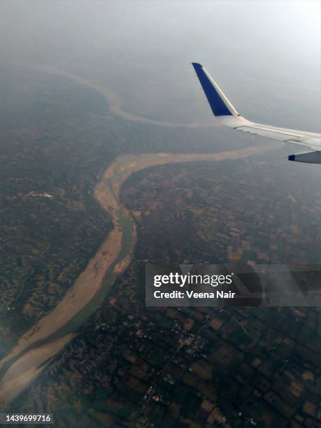 aerial view of sabarmati river and ahmedabad city/airplane/window seat - ahmedabad imagens e fotografias de stock