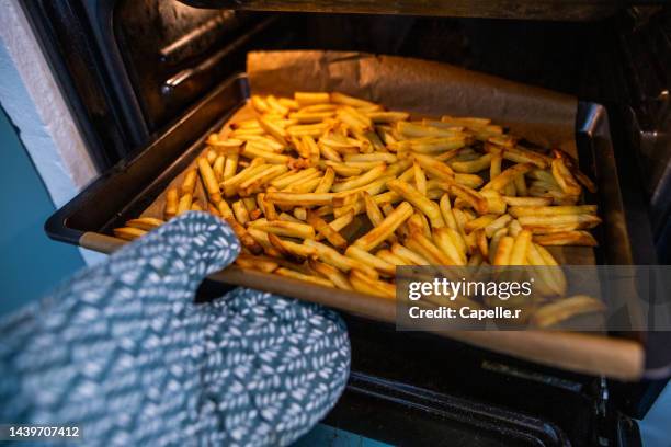 gastronomie - frites au four - frite four stock pictures, royalty-free photos & images