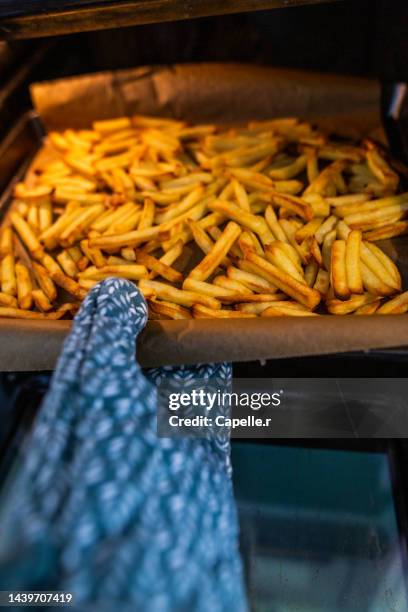 gastronomie - frites au four - frite four stock pictures, royalty-free photos & images