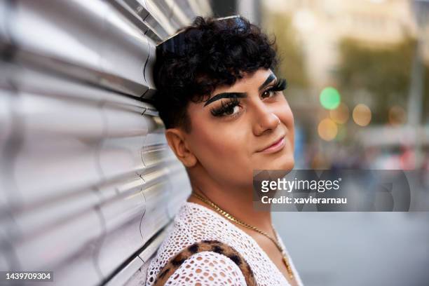 retrato urbano de adolescente gay ao anoitecer - crossdressing - fotografias e filmes do acervo
