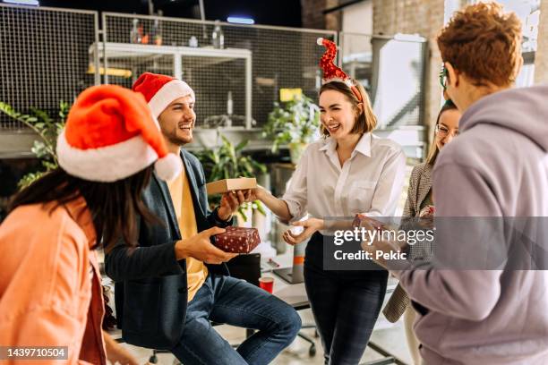 secret santa - christmas party fotografías e imágenes de stock